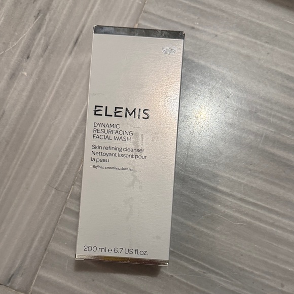 ELEMIS Dynamic Resurfacing Facial Wash - Silver Packaging